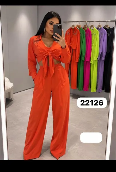 Conjunto de blusa con nudo y pantalón