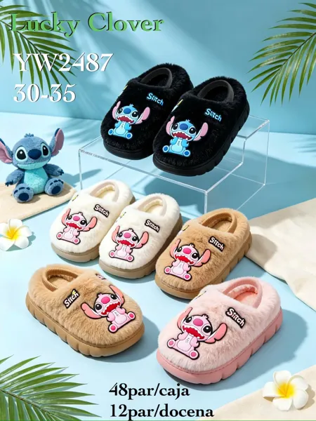 Pantuflas de peluche con diseño de personaje