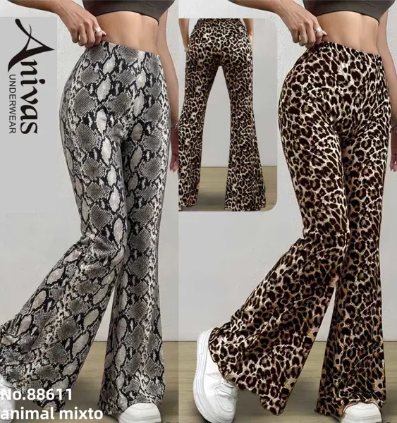 Pantalones deportivos acampanados con estampado animal
