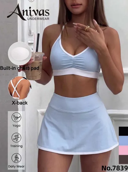 Conjunto deportivo de top halter y falda short con copa