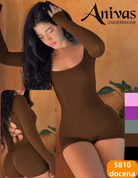 Body deportivo de manga larga con espalda cruzada y short
