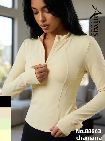 Chaqueta deportiva entallada con medio cierre y cuello alto