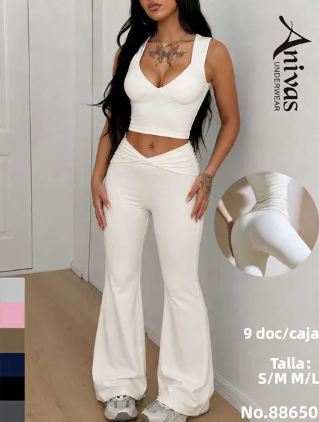 Conjunto deportivo de top y pantalón acampanado cruzado
