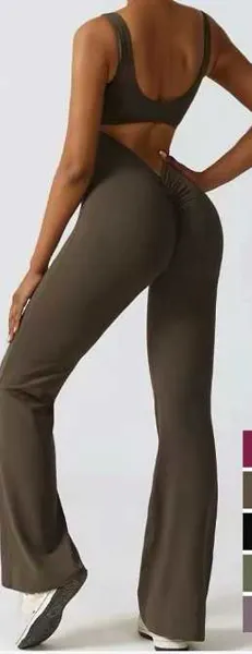 Enterizo deportivo sin mangas con pantalón acampanado
