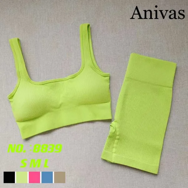 Conjunto deportivo acanalado de top y short sin costuras