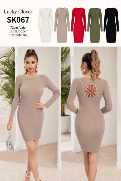 Vestido tejido con detalle de flor en espalda
