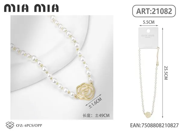 Collar de perlas con dije de rosa dorada