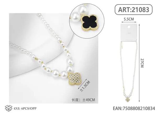 Collar de perlas con dije de trébol negro