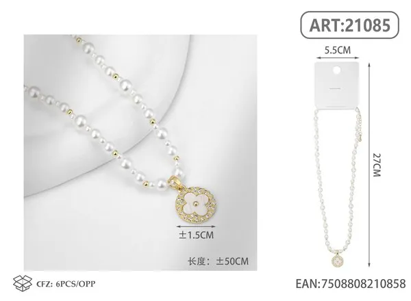 Collar de perlas con dije redondo de flor de trébol