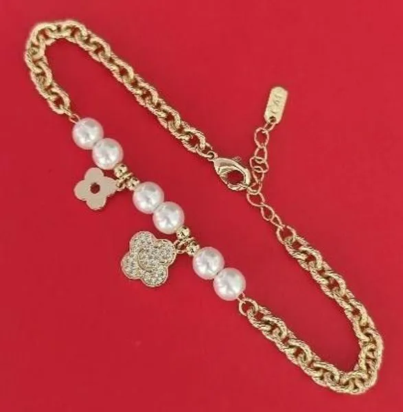 Pulsera dorada con perlas y dijes de trébol