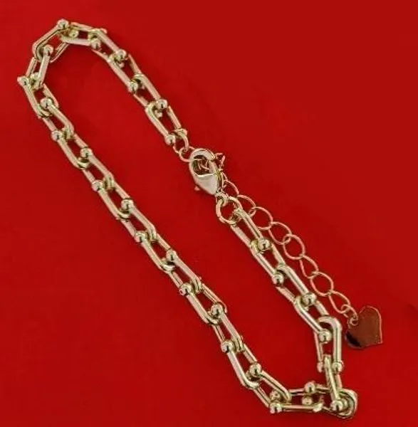 Pulsera dorada de eslabones con dije de corazón