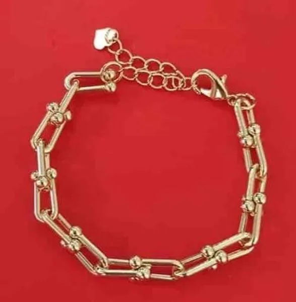 Pulsera dorada de eslabones con dije de corazón