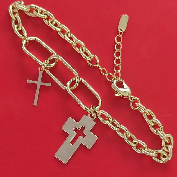 Pulsera dorada con dijes de cruz