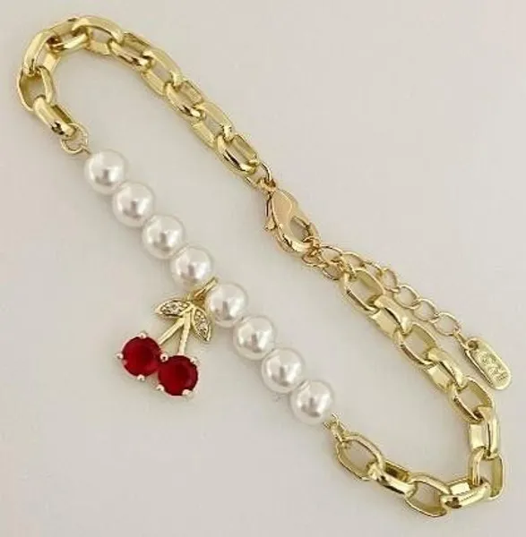 Pulsera dorada con perlas y dije de cereza