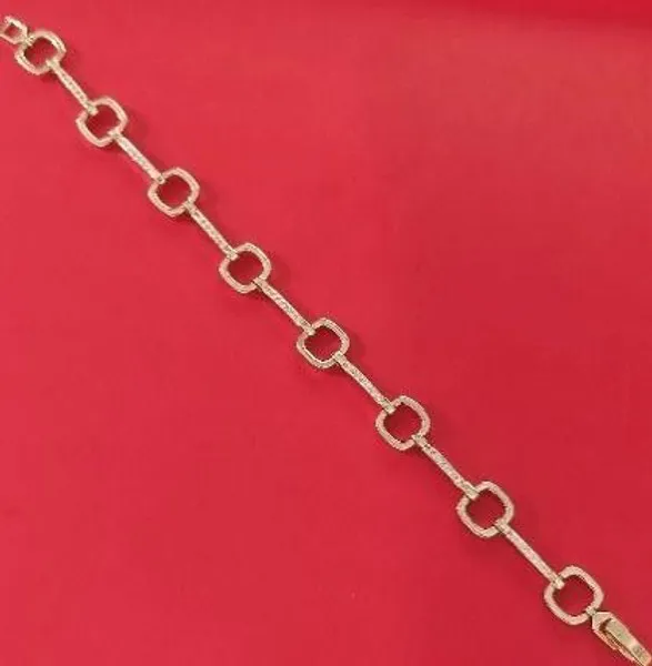 Pulsera dorada de eslabones cuadrados con circonias