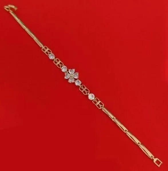 Pulsera de oro rosa estilo marca con letras y flor de circonias