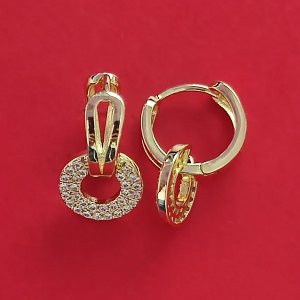 Argollas doradas con colgante circular de circonias