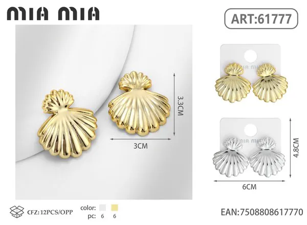 Aretes de abanico dorados con textura