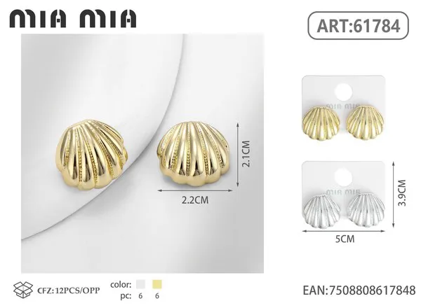 Aretes de concha dorados con textura