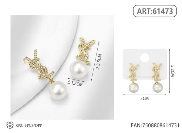 Aretes de marca dorados con perla colgante