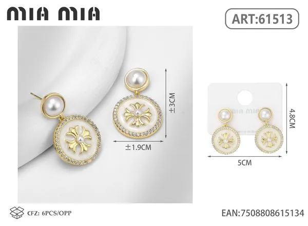 Aretes colgantes de perla con dije redondo dorado