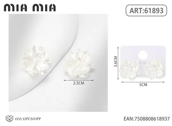 Aretes de flor blanca nacarada