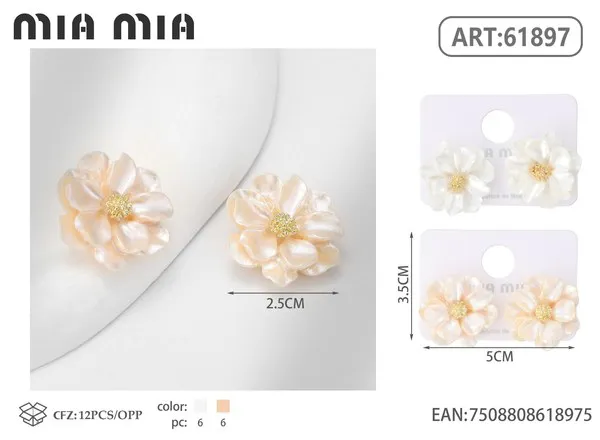 Aretes de flor nacarada blanca