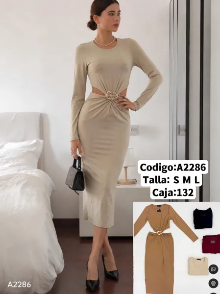 Vestido con abertura y detalle metálico