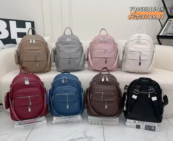 Mochila de nailon con múltiples bolsillos