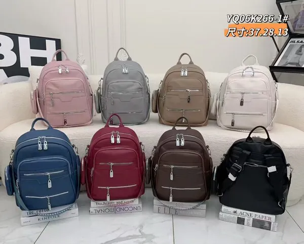 Mochila de nailon con múltiples bolsillos