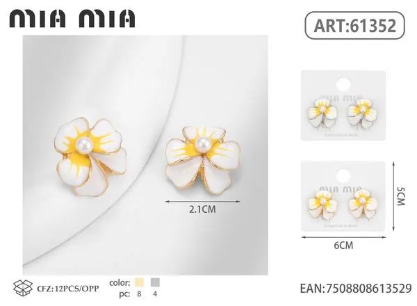 Aretes de flor blanca con perla