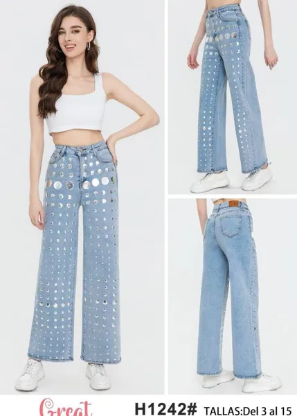 Jeans con aplicaciones metálicas