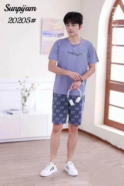 Pijama de hombre de manga corta con short, playera lila y short azul marino estampado