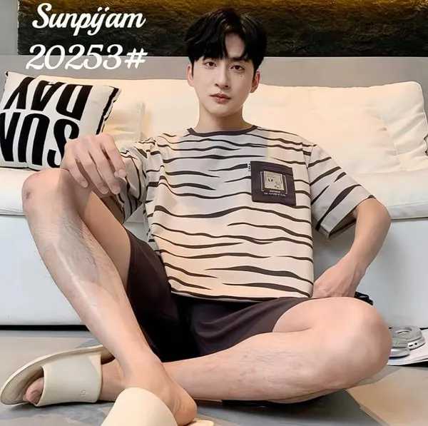 Pijama de hombre de manga corta con short, playera de rayas beige y short café