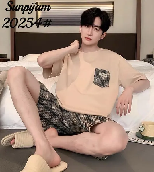 Pijama de hombre de manga corta con short a cuadros y playera beige