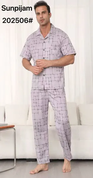 Pijama de hombre tipo camisa de manga corta con pantalón largo a cuadros gris y botones