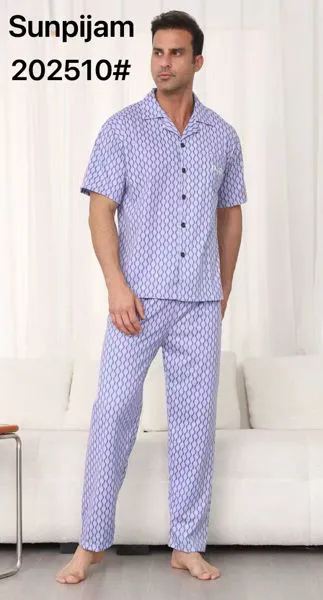 Pijama de hombre tipo camisa de manga corta con pantalón largo, color lila con estampado y botones