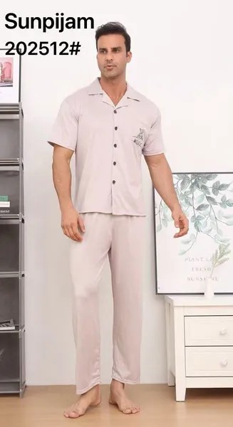 Pijama de hombre tipo camisa de manga corta con pantalón largo, color beige con botones