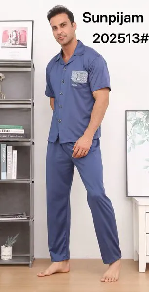Pijama de hombre tipo camisa de manga corta con pantalón largo y botones
