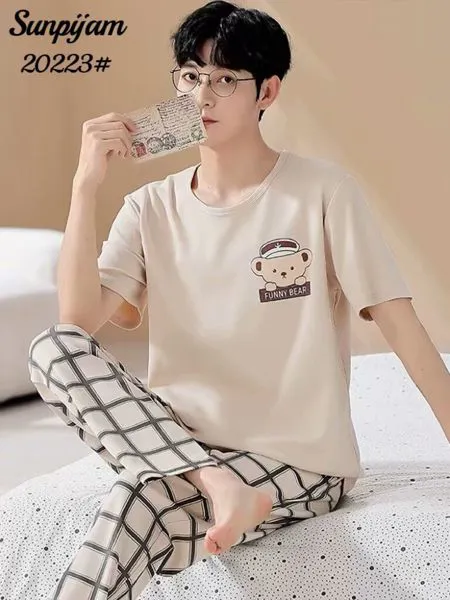 Pijama de hombre de manga corta con pantalón largo a cuadros, playera beige con estampado de oso