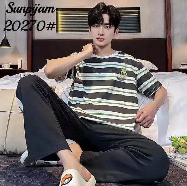 Pijama de hombre de manga corta con pantalón largo, playera de rayas y pantalón negro