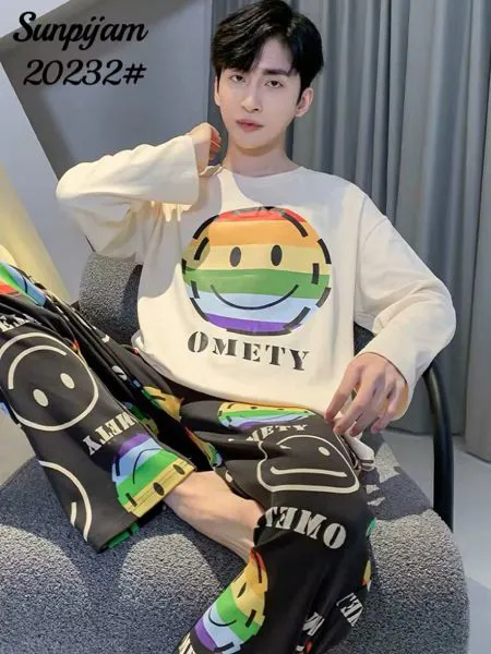 Pijama de hombre de manga larga con pantalón largo, playera beige con carita feliz de colores