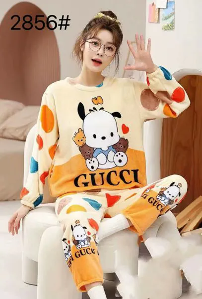 Conjunto de pijama de felpa para mujer con estampado de perrito y lunares, color beige