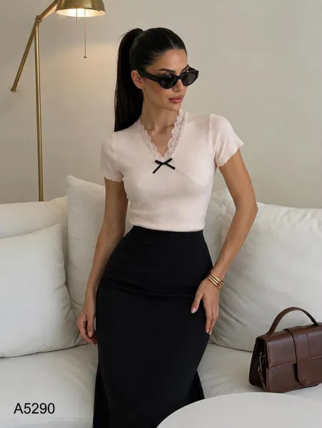 Blusa con encaje y lazo
