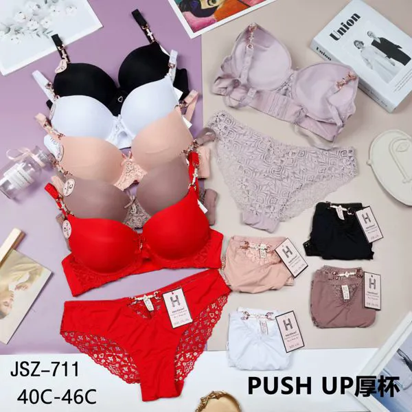 Conjunto de sostén push-up y calzón de encaje