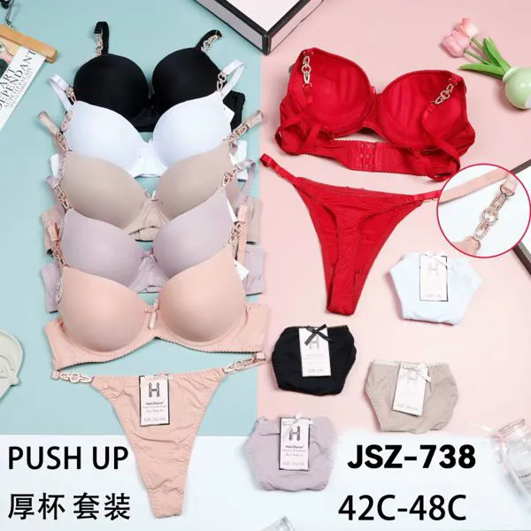 Conjunto de sostén y tanga push-up copa C