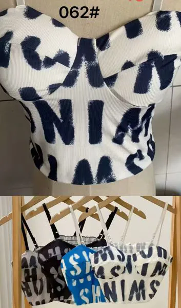Top corto con estampado de letras