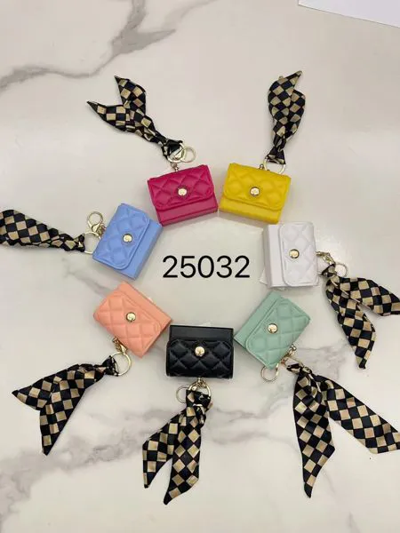 Monedero acolchado con broche y mascada