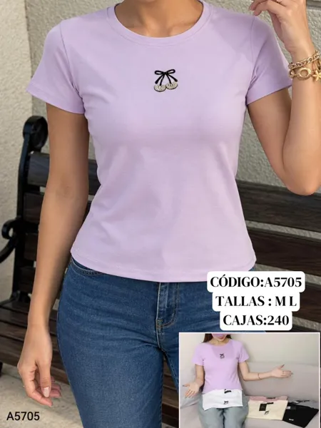 Playera con bordado de cerezas