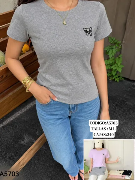 Playera con bordado de moño